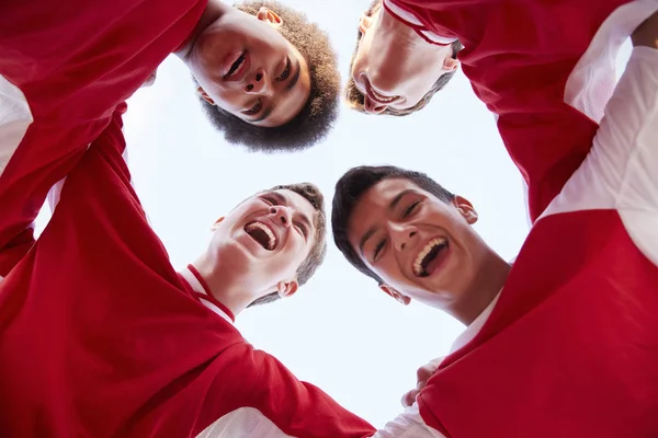 Niedrige Blickwinkel Auf Männliche High School Fußballer Die Mannschaftsgespräche Führen — Stockfoto