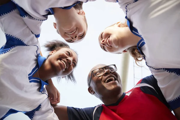 Tiefblick Auf Fußballerinnen Und Trainer Beim Teamgespräch — Stockfoto