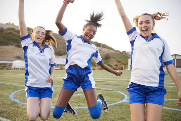 Celebrando Las Estudiantes Secundaria Jugando Equipo Fútbol — Foto de Stock