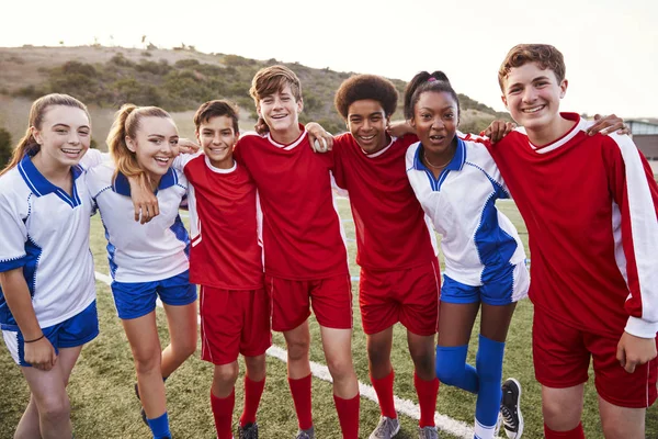 Portret Van Mannelijke Vrouwelijke Middelbare School Soccer Teams — Stockfoto