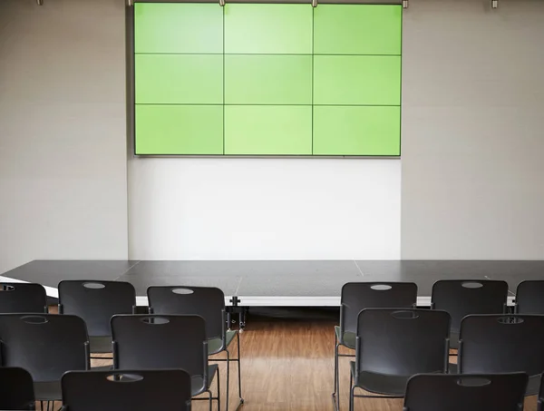 Άδειο Διάσκεψη Πράσινη Οθόνη Και Καρέκλες Που Έξω Για Παρουσίαση — Φωτογραφία Αρχείου