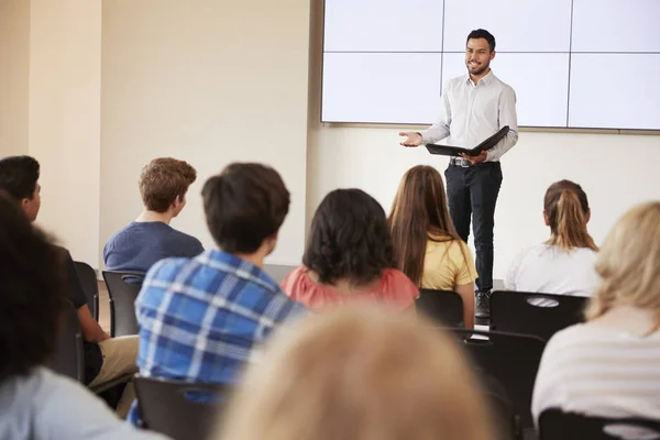 Professor Dando Apresentação Classe Ensino Médio Frente Tela — Fotografia de Stock