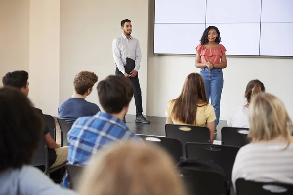 Kvinnlig Student Ger Presentation Till Gymnasieklass Framför Skärmen — Stockfoto