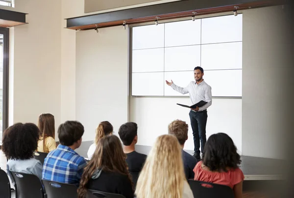 Öğretmen Lise Sınıf Ekran Önünde Sunu — Stok fotoğraf