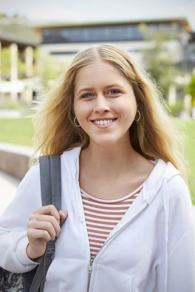 大学建筑外女中学生肖像 — 图库照片