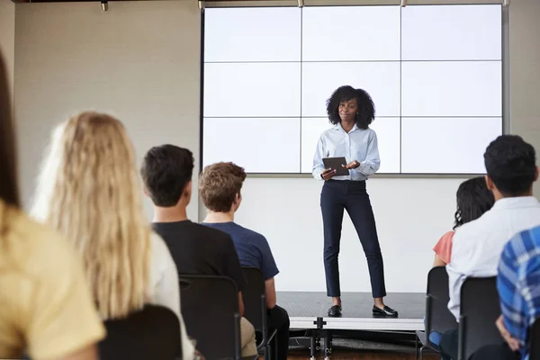 Vrouwelijke Leraar Met Digitale Tablet Presentatie Geven High School Class — Stockfoto