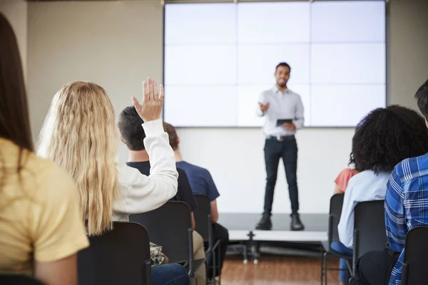 Allievo Facendo Domanda Durante Presentazione Insegnante Liceo — Foto Stock