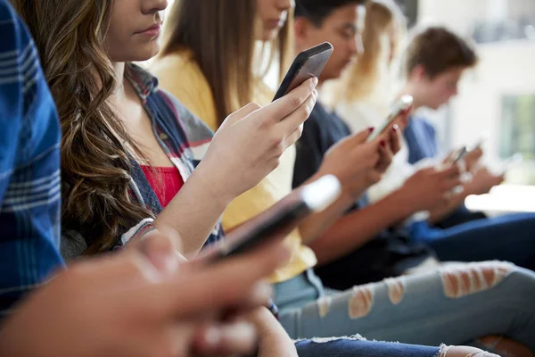 Primer Plano Una Línea Estudiantes Secundaria Que Utilizan Teléfonos Móviles —  Fotos de Stock