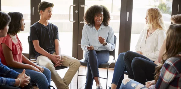 Kvinnliga Handledare Ledande Diskussionsgrupp Bland High School Elever — Stockfoto