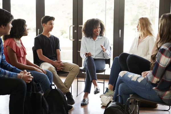 Vrouwelijke Tutor Leading Discussiegroep Onder Middelbare Scholieren — Stockfoto