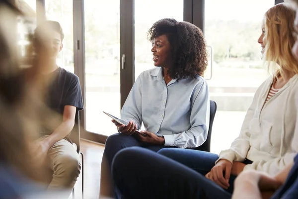 Tutor Feminino Grupo Discussão Líder Entre Alunos Ensino Médio — Fotografia de Stock