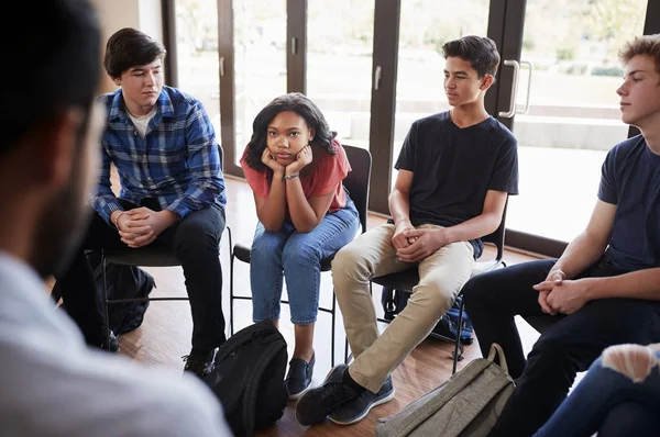 Unhappy Female Pupil High School Gruppo Discussione — Foto Stock