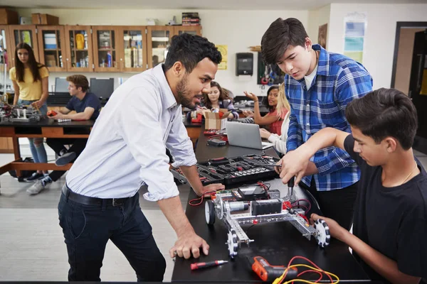 Profesor Con Alumnos Masculinos Construyendo Vehículo Robótico Lección Ciencia — Foto de Stock