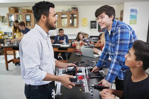 Profesor Con Alumnos Masculinos Construyendo Vehículo Robótico Lección Ciencia — Foto de Stock