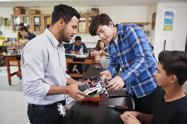 Insegnante Con Alunni Maschi Costruzione Veicoli Robotici Nella Lezione Scienza — Foto Stock