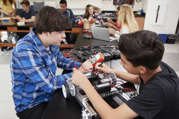 Zwei Männliche Schüler Bauen Roboterfahrzeug Naturwissenschaftlichen Unterricht — Stockfoto