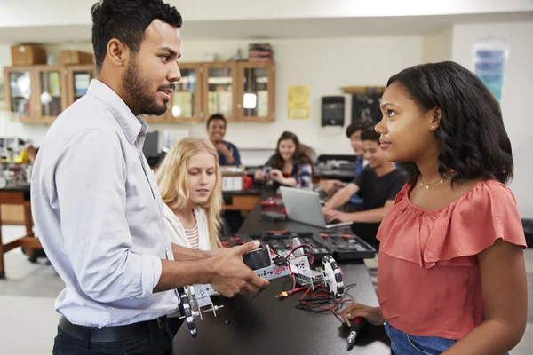 Erkek Öğrenciler Bina Robot Araç Bilim Derste Öğretmenle — Stok fotoğraf