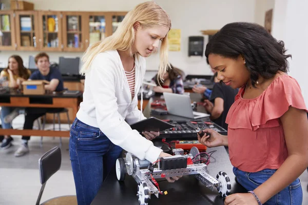 Dos Alumnas Construyendo Vehículo Robótico Lección Ciencias — Foto de Stock