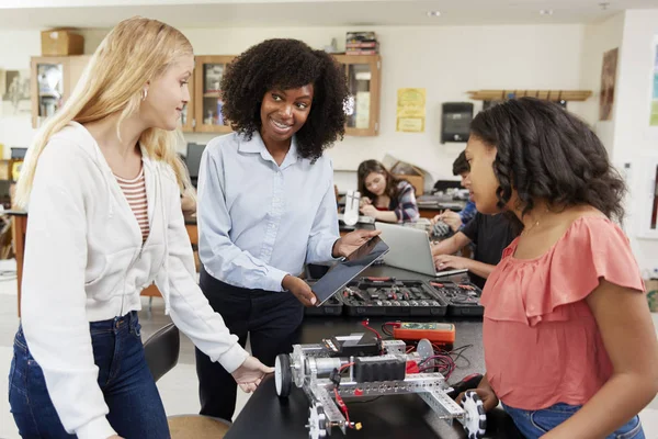 Lehrerin Baut Mit Schülerinnen Roboterfahrzeug Naturwissenschaftlichen Unterricht — Stockfoto