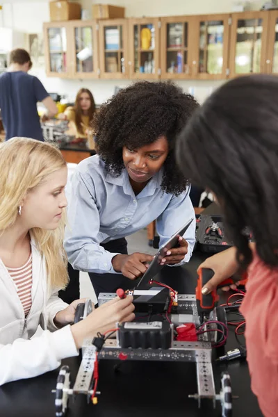 Lehrerin Baut Mit Schülerinnen Roboterfahrzeug Naturwissenschaftlichen Unterricht — Stockfoto