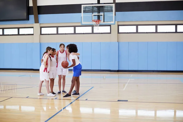 女子高中篮球运动员在与教练队谈话的拥挤 — 图库照片