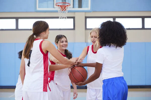 Jogadores Basquete Ensino Médio Feminino Juntando Mãos Durante Conversa Equipe — Fotografia de Stock