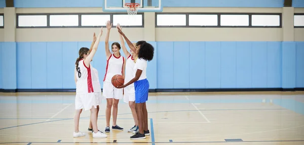 Vrouwelijke High School Basketbalspelers Toetreden Handen Tijdens Team Praten Met — Stockfoto