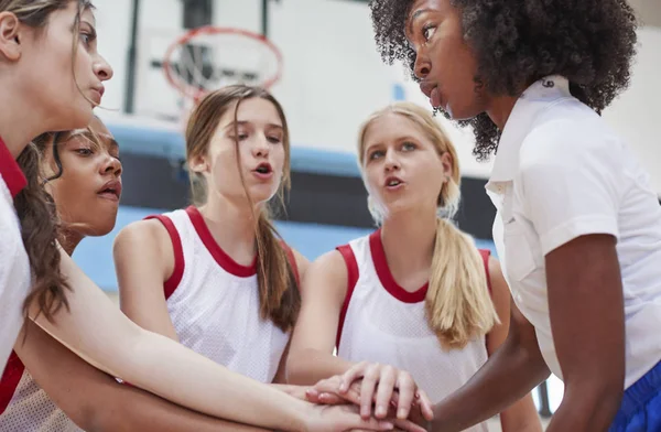 Kobieta Liceum Koszykarzy Łączącą Ręce Podczas Zespołu Rozmawiać Trenerem — Zdjęcie stockowe