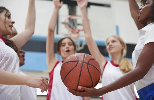 Jugadoras Baloncesto Escuela Secundaria Unen Las Manos Durante Charla Equipo —  Fotos de Stock