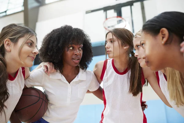 Jogadoras Basquete Colégio Feminino Huddle Tendo Equipe Conversar Com Treinador — Fotografia de Stock