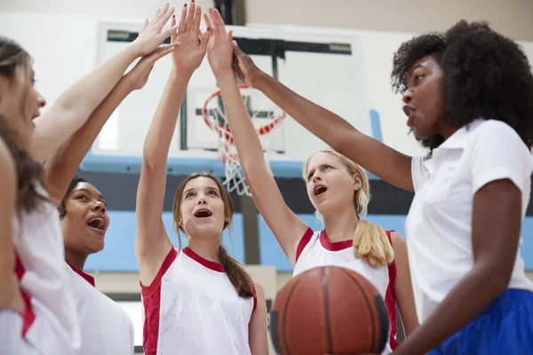 女子高中篮球运动员在团队谈话中与教练携手合作 — 图库照片