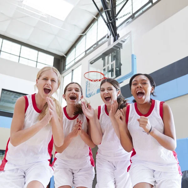 Πορτρέτο Του Γυμνασίου Θηλυκό Ομάδα Μπάσκετ Γιορτάζει Στο Γήπεδο — Φωτογραφία Αρχείου