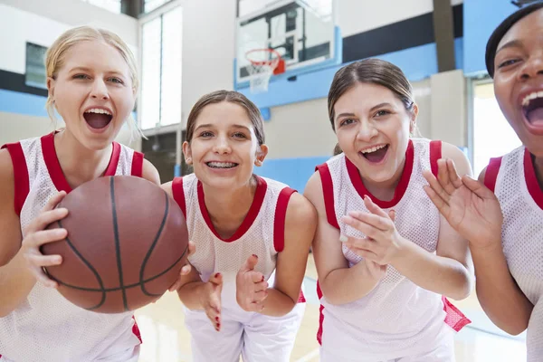 Portrait Female High School Basketball Team Celebrating Court — Stock Photo, Image