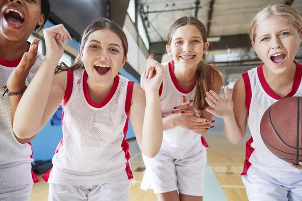 Retrato Del Equipo Femenino Baloncesto Secundaria Celebrando Cancha —  Fotos de Stock