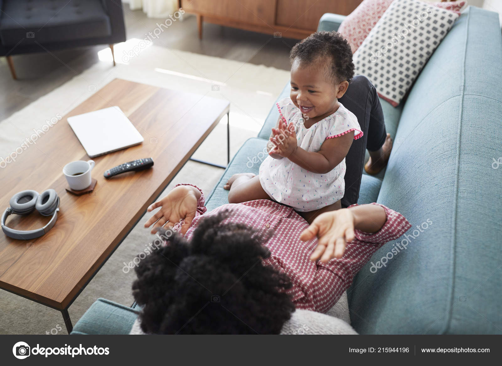 Mere Allongee Sur Canape Maison Jouant Jeu Applaudissements Avec Bebe Image Libre De Droit Par Monkeybusiness C