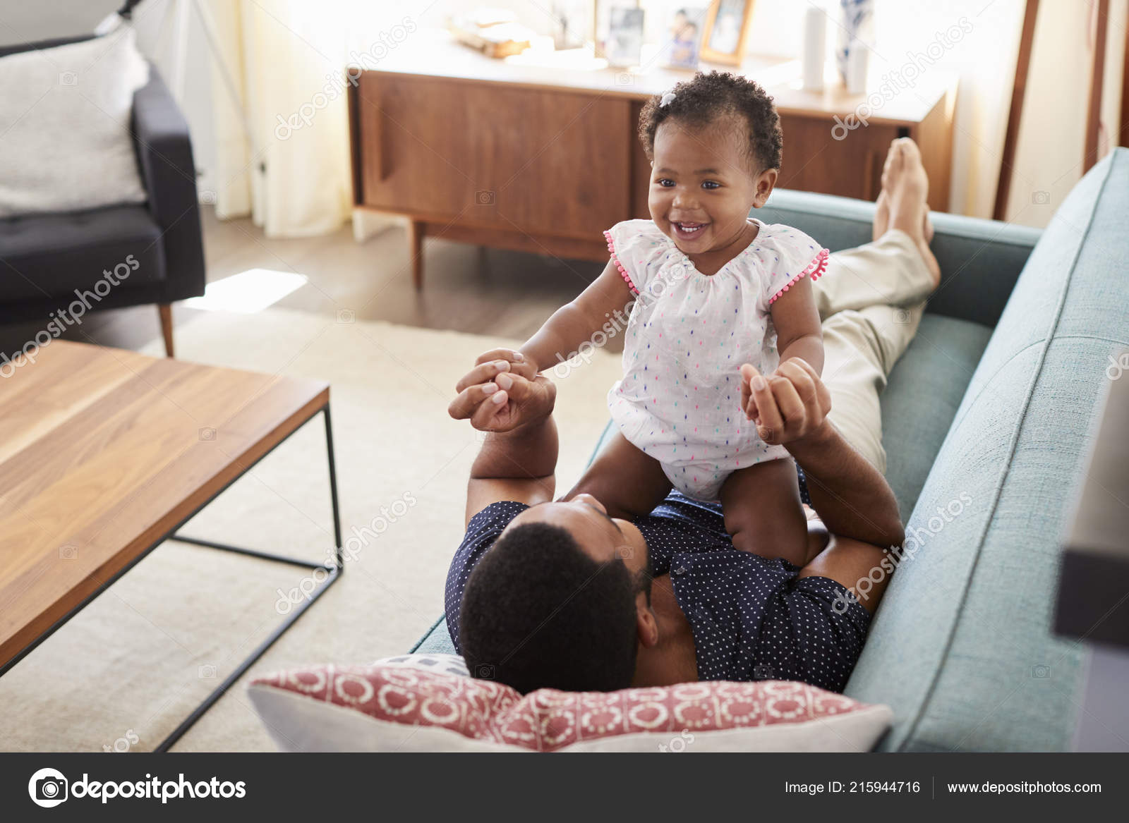 Pere Allonge Sur Canape Maison Jouant Avec Bebe Fille Photographie Monkeybusiness C