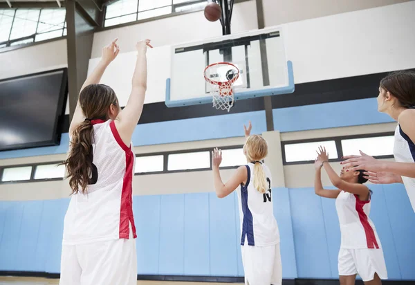 女子高中篮球队在篮球场投篮 — 图库照片