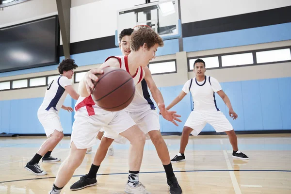 男子高中篮球队运球球在法院 — 图库照片