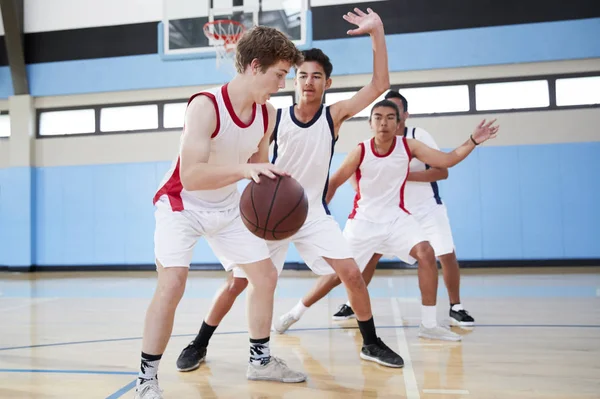 Balón Goteo Del Equipo Masculino Baloncesto Escuela Secundaria Cancha — Foto de Stock