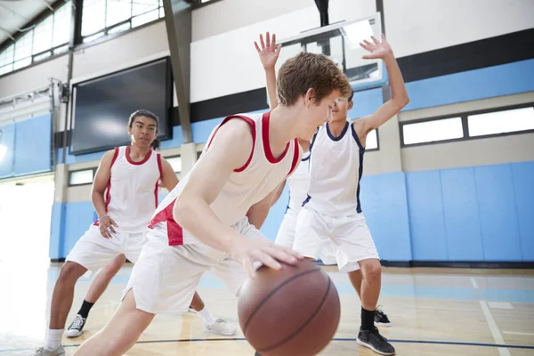 Erkek Lisesi Basketbol Takımı Sahada Top Top Sürme — Stok fotoğraf