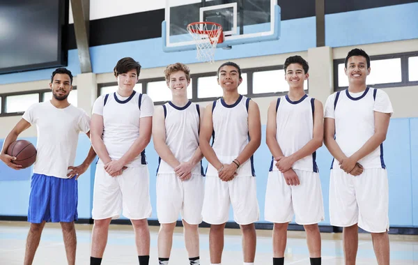 Πορτρέτο Της Ομάδας Μπάσκετ Του Γυμνασίου Αρσενικό Προπονητή Στο Γήπεδο — Φωτογραφία Αρχείου