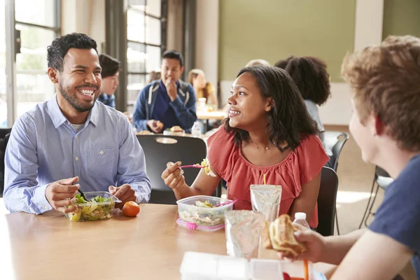 Lehrer Und Schüler Essen Während Der Pause Der Mensa Der — Stockfoto
