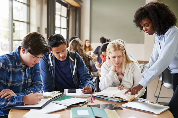 Grupp Gymnasieelever Med Kvinnlig Lärare Arbetar Skrivbord — Stockfoto