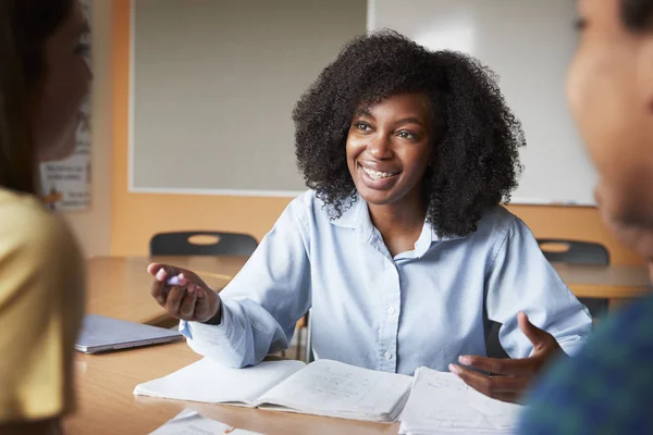 Professor Ensino Médio Feminino Com Dois Alunos Mesa Seminário — Fotografia de Stock