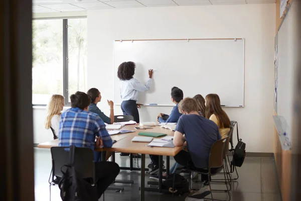 Beyaz Tahta Öğretim Matematik Sınıf Lise Öğretmen Kapı Görünümü — Stok fotoğraf