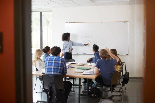 Weergave Deuropening Van Middelbare School Tutor Whiteboard Onderwijs Wiskunde Klasse — Stockfoto