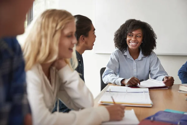 Kvinna High School Handledare Sitter Vid Bord Med Elever Undervisning — Stockfoto