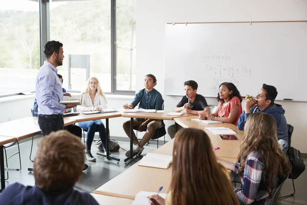 Professor Ensino Médio Masculino Com Alunos Sentados Mesa Ensinando Aula — Fotografia de Stock