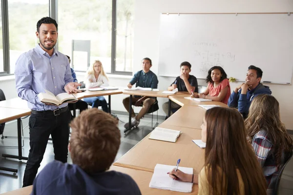 Professor Ensino Médio Masculino Com Alunos Sentados Mesa Ensinando Aula — Fotografia de Stock