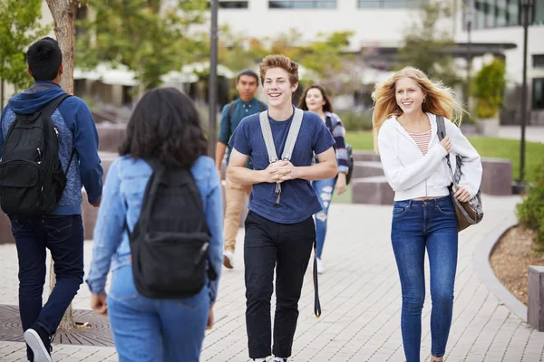 Estudiantes Secundaria Socializando Fuera Los Edificios Universitarios —  Fotos de Stock